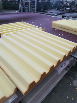 CNC горизонтальный колеблющийся лезвие пилы пена режущая машина для губки и гибкой ПУ с ремнем вращающегося стола